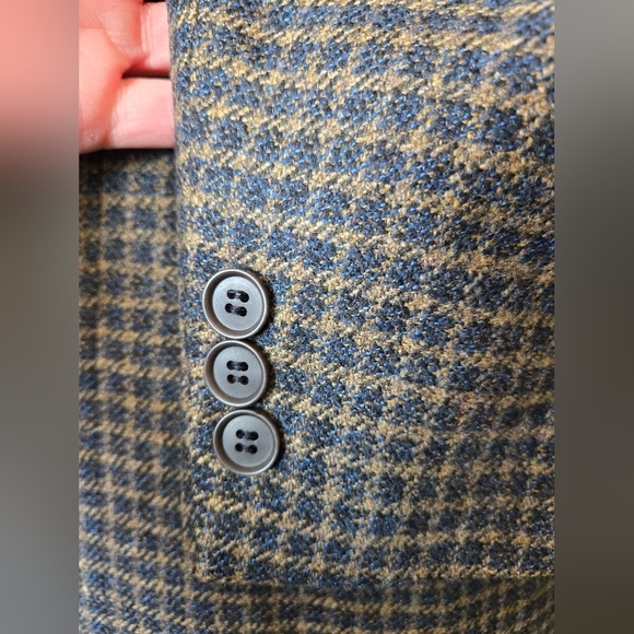 HARDY AMIES Wool and Cashmere Classic Checkered Blazer. Size 40R - Picture 6 of 16